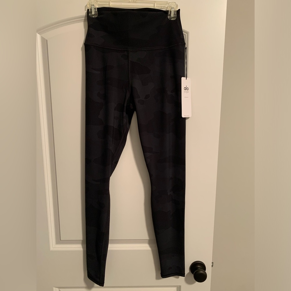 EUC ALO Yoga black camo high waist vapor legging